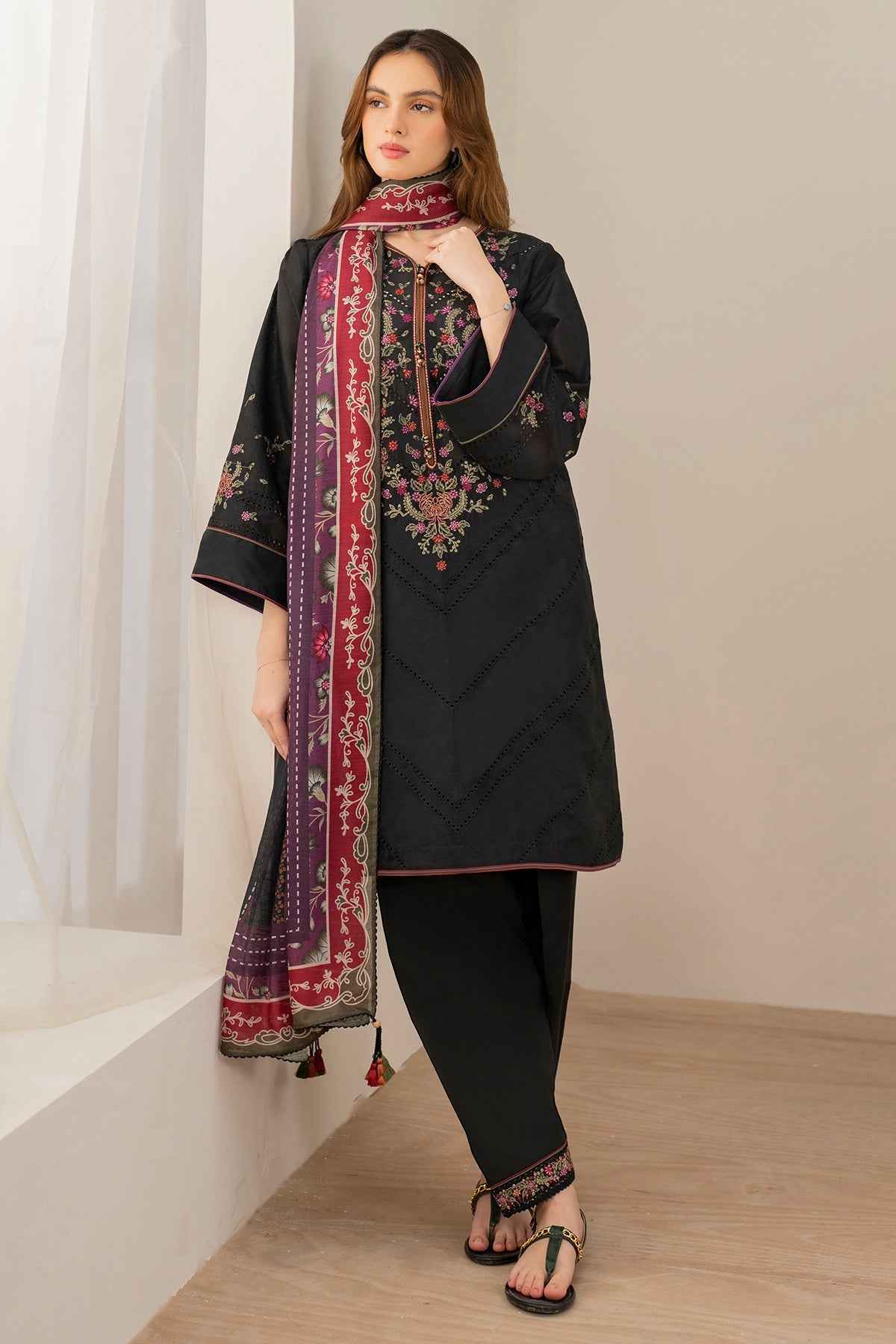 EMBROIDERED LAWN USE-9131