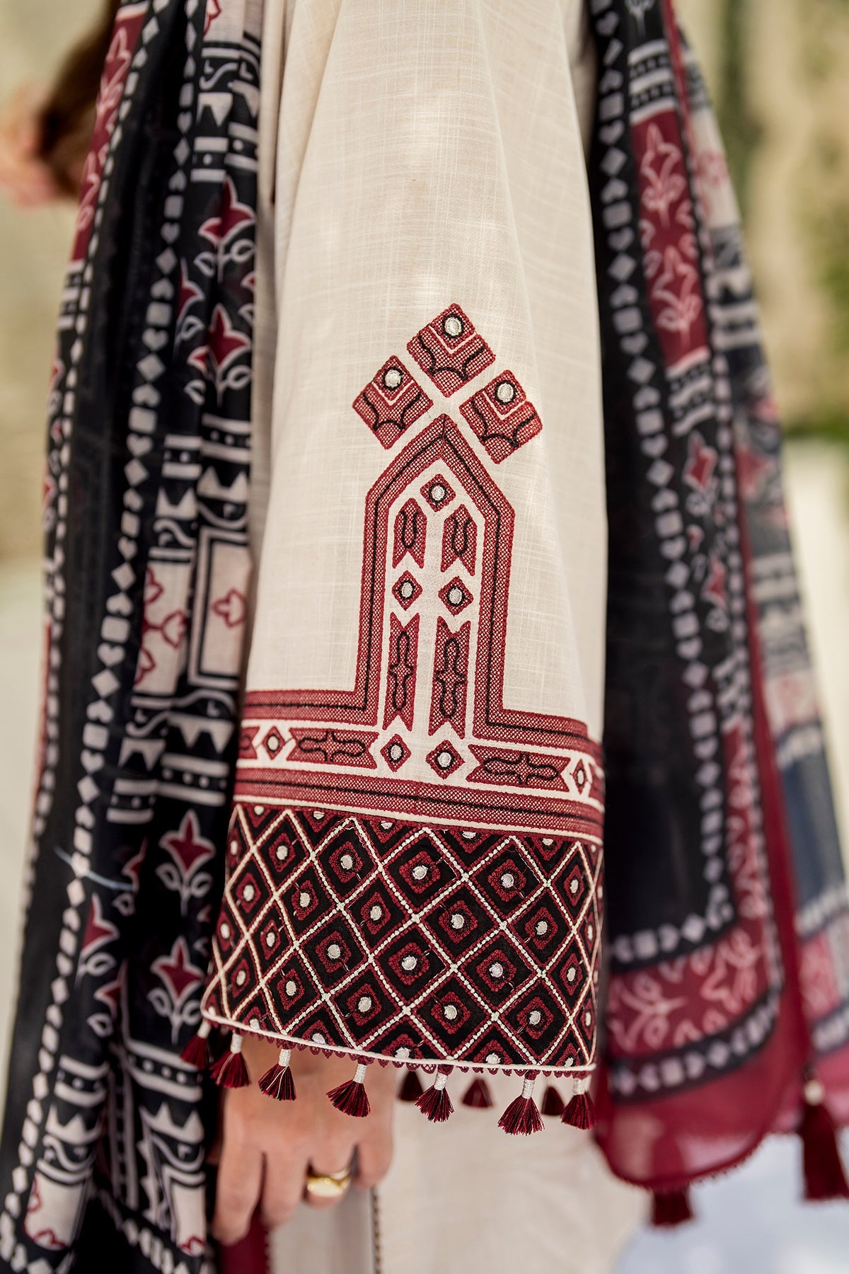 EMBROIDERED SLUB LAWN USE-9203