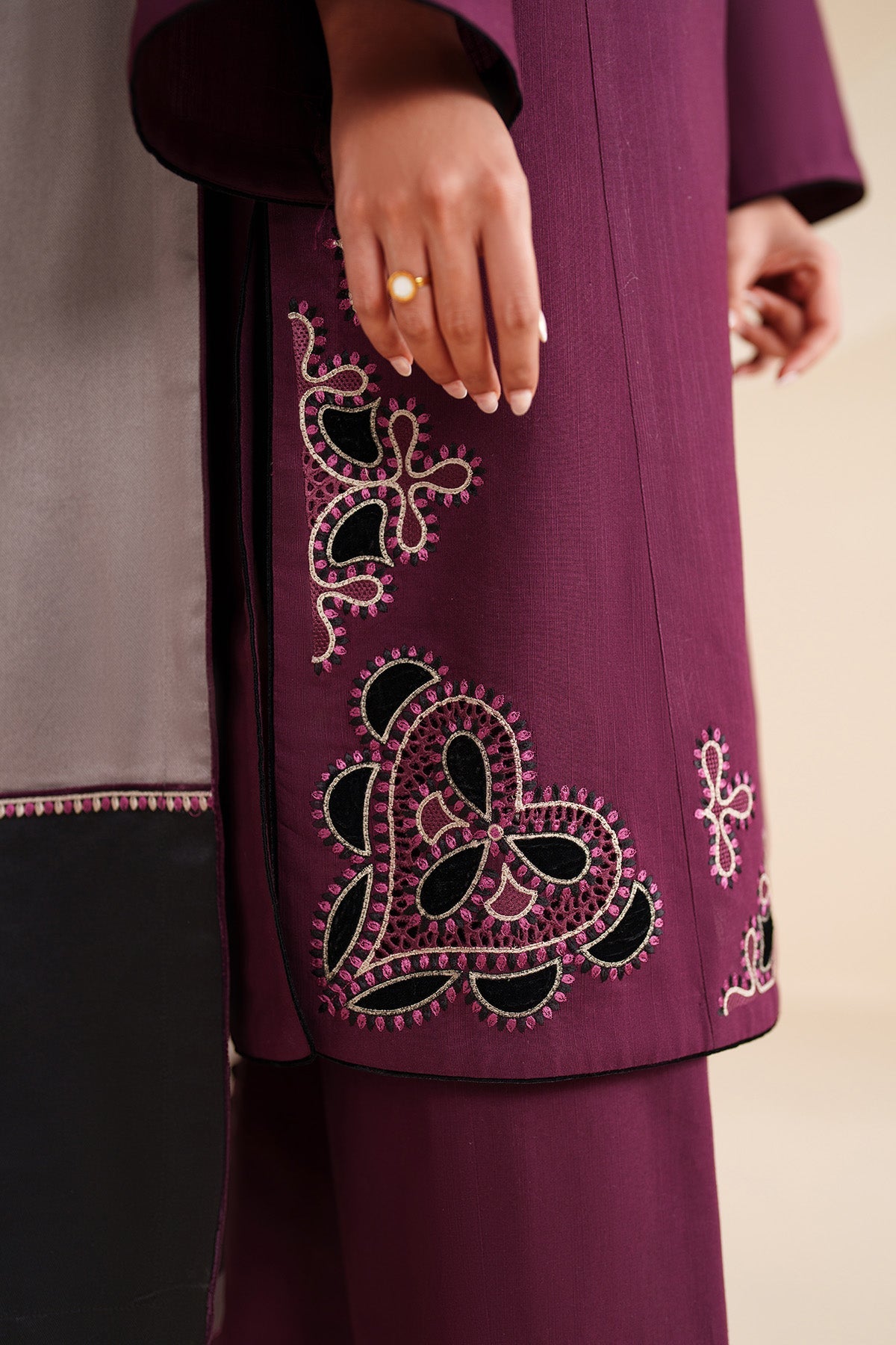 EMBROIDERED KHADDAR UW-0218