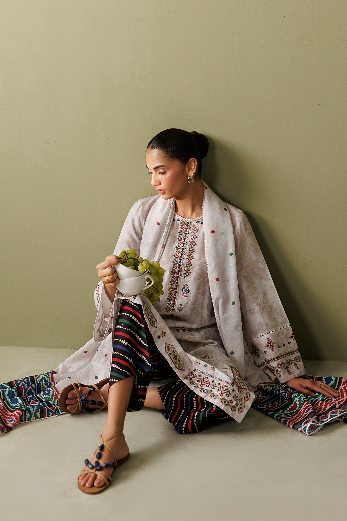 EMBROIDERED LAWN USE-9373