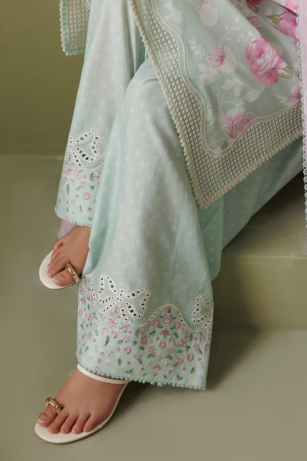 EMBROIDERED LAWN USE-9379