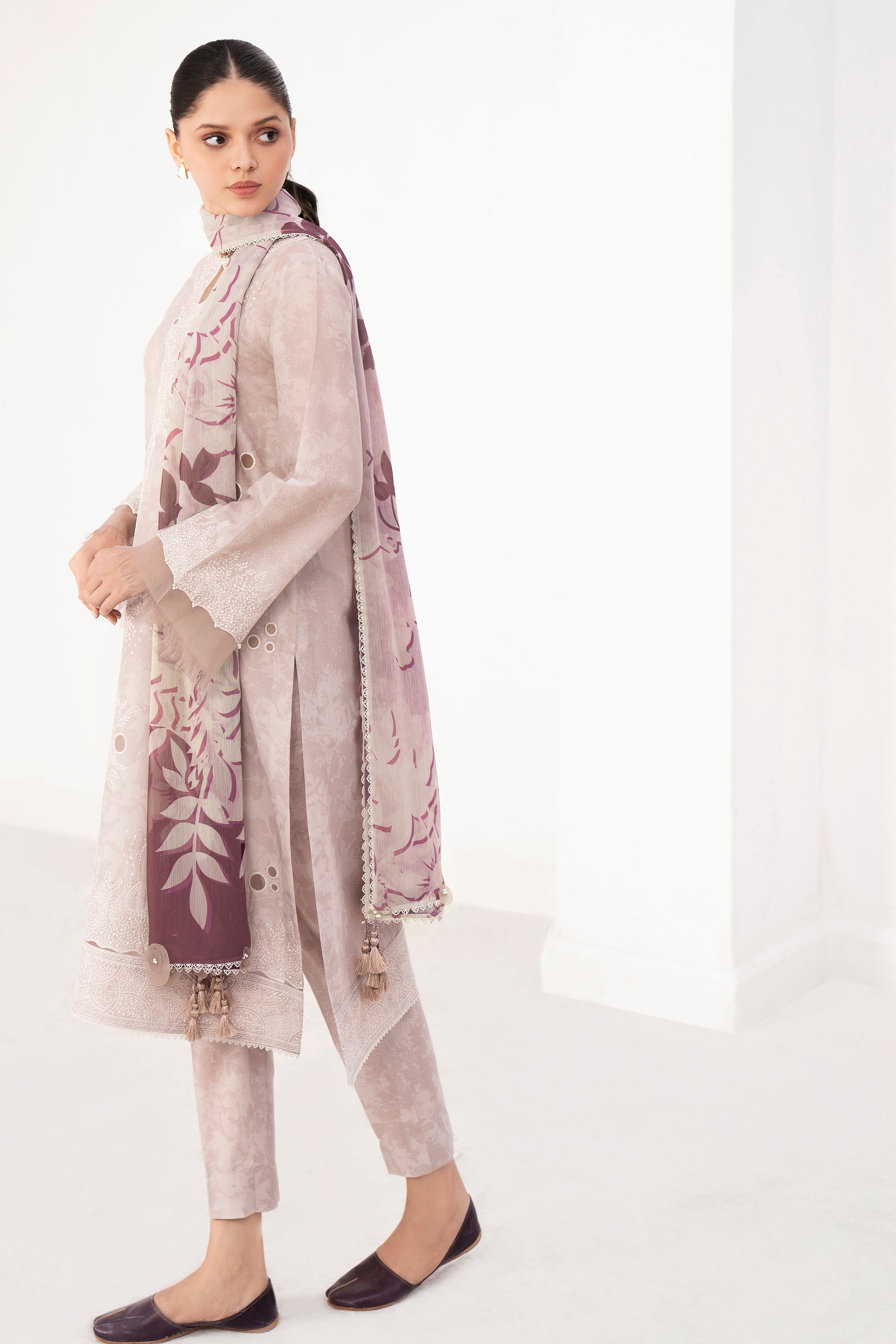 Embroidered Lawn USE-9266