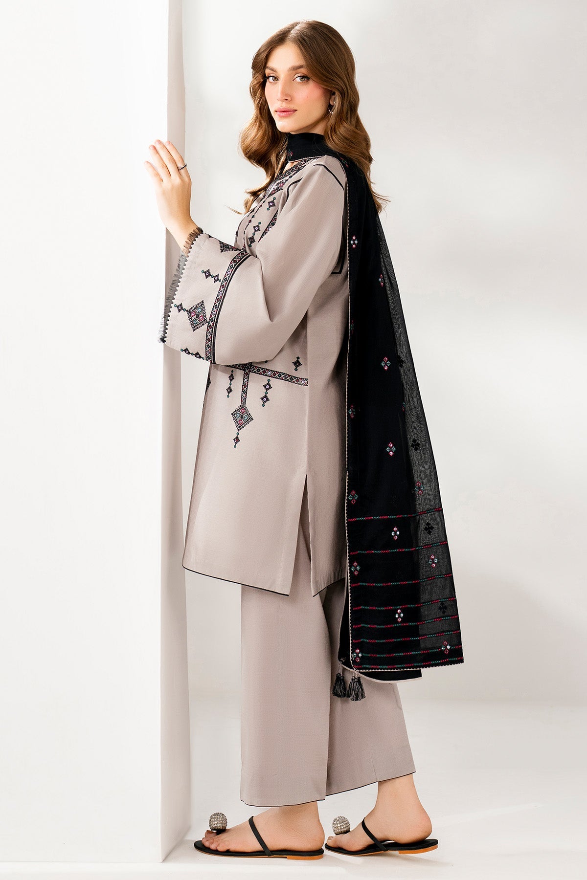 EMBROIDERED LAWN USE-9251
